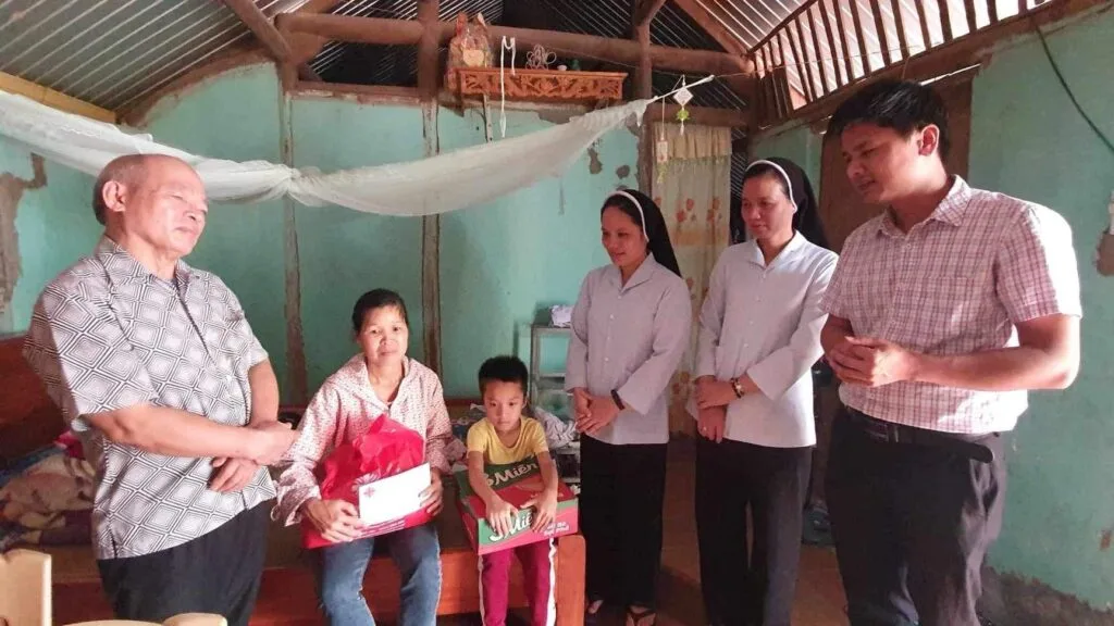 Caritas Thành Hoá Trao Gửi Tình Thương Đến Gia Đình Khó Khăn