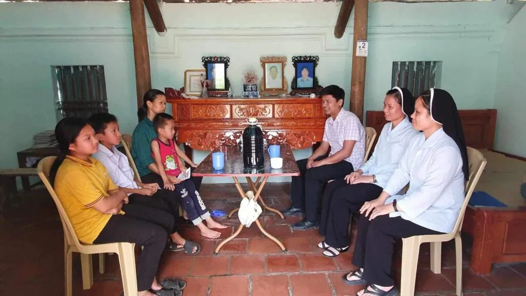 Caritas Thành Hoá Trao Gửi Tình Thương Đến Gia Đình Khó Khăn