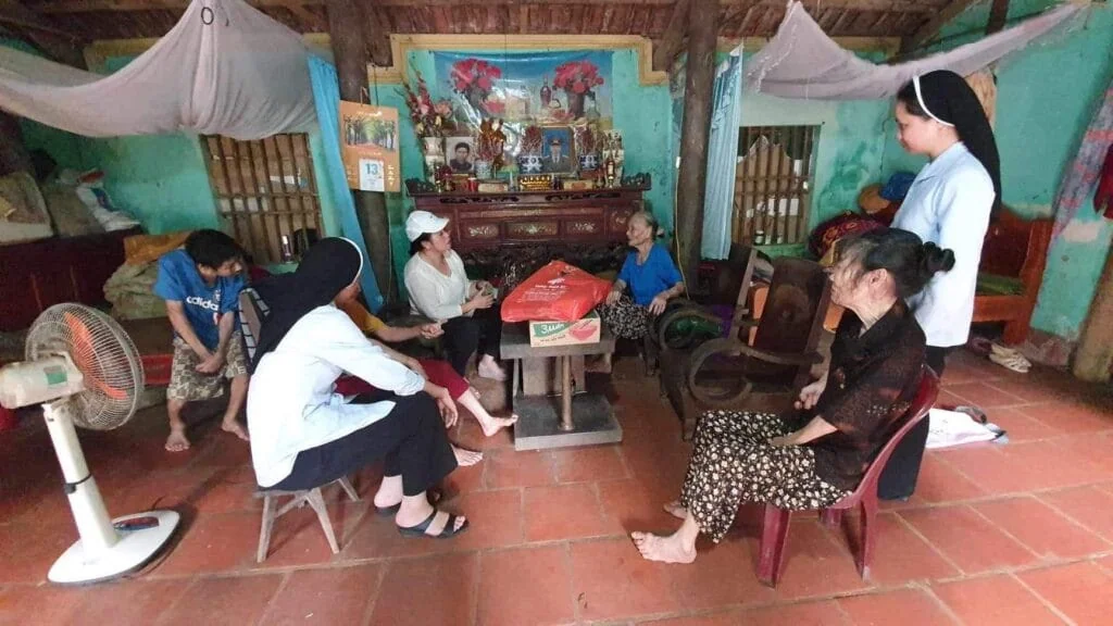 GIỌT NƯỚC MẮT LĂN DÀI TRƯỚC HOÀN CẢNH ÉO LE CỦA NGƯỜI MẸ 95 TUỔI VÀ BA CON TÂM THẦN