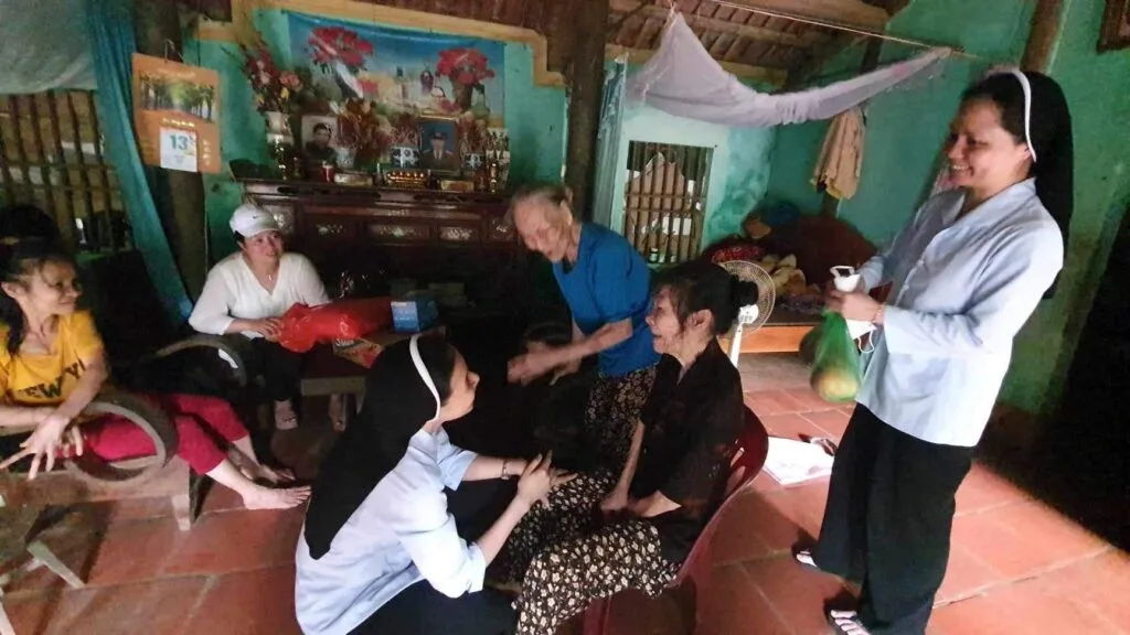 GIỌT NƯỚC MẮT LĂN DÀI TRƯỚC HOÀN CẢNH ÉO LE CỦA NGƯỜI MẸ 95 TUỔI VÀ BA CON TÂM THẦN