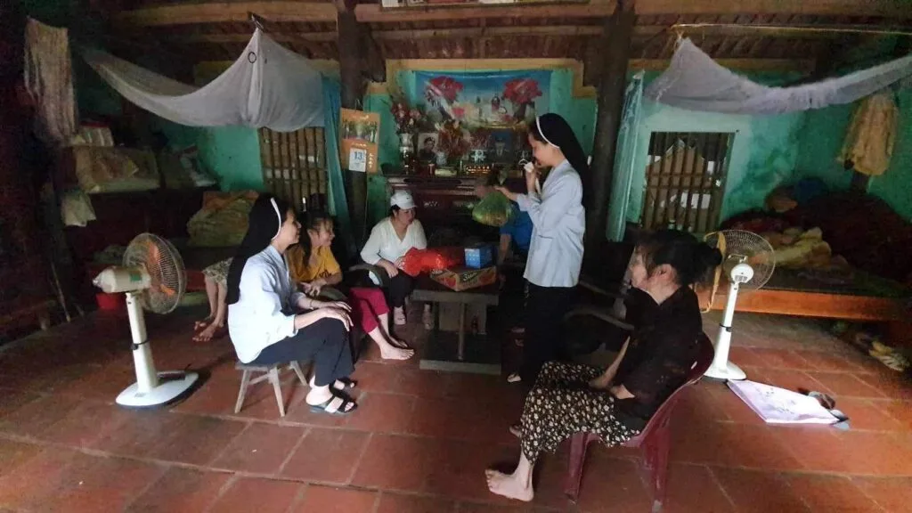 GIỌT NƯỚC MẮT LĂN DÀI TRƯỚC HOÀN CẢNH ÉO LE CỦA NGƯỜI MẸ 95 TUỔI VÀ BA CON TÂM THẦN