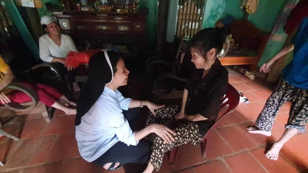 GIỌT NƯỚC MẮT LĂN DÀI TRƯỚC HOÀN CẢNH ÉO LE CỦA NGƯỜI MẸ 95 TUỔI VÀ BA CON TÂM THẦN
