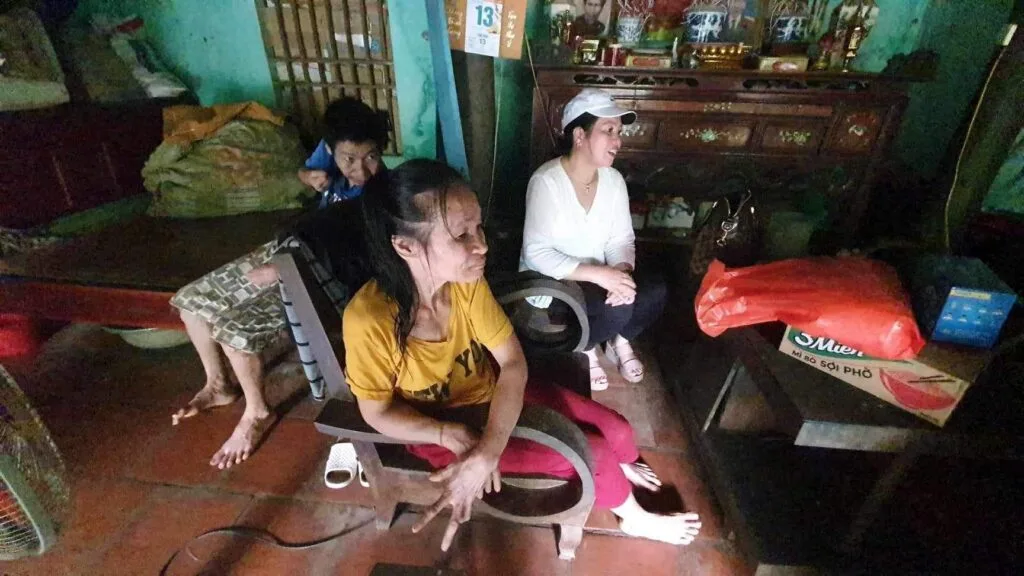 GIỌT NƯỚC MẮT LĂN DÀI TRƯỚC HOÀN CẢNH ÉO LE CỦA NGƯỜI MẸ 95 TUỔI VÀ BA CON TÂM THẦN