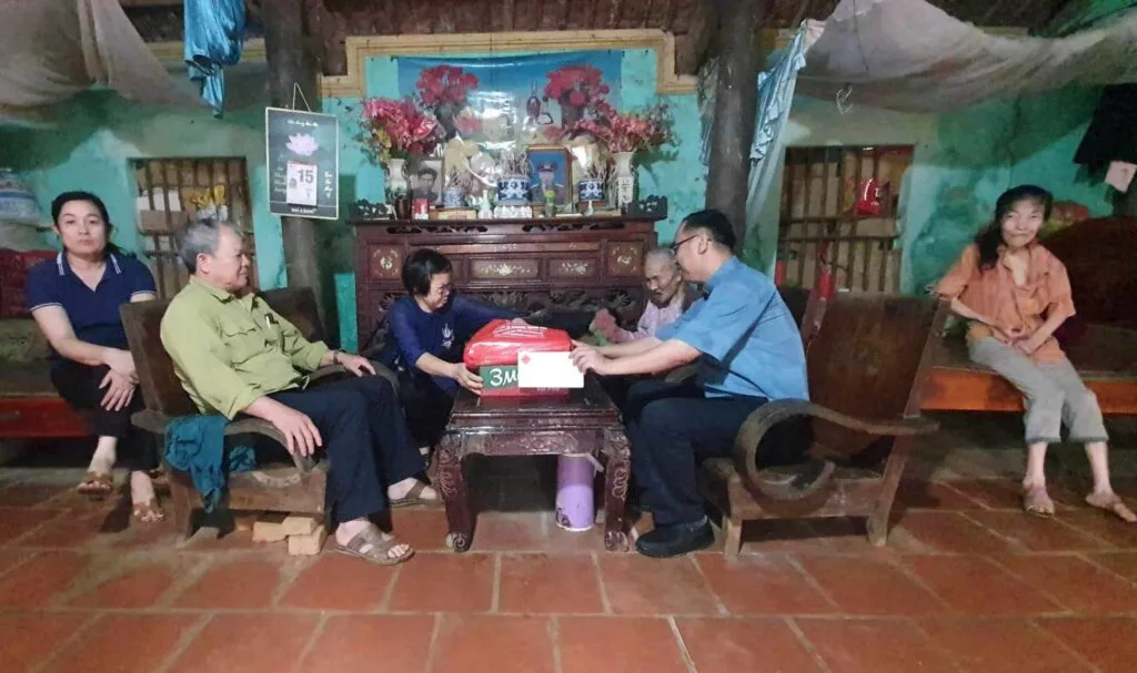 GIỌT NƯỚC MẮT LĂN DÀI TRƯỚC HOÀN CẢNH ÉO LE CỦA NGƯỜI MẸ 95 TUỔI VÀ BA CON TÂM THẦN