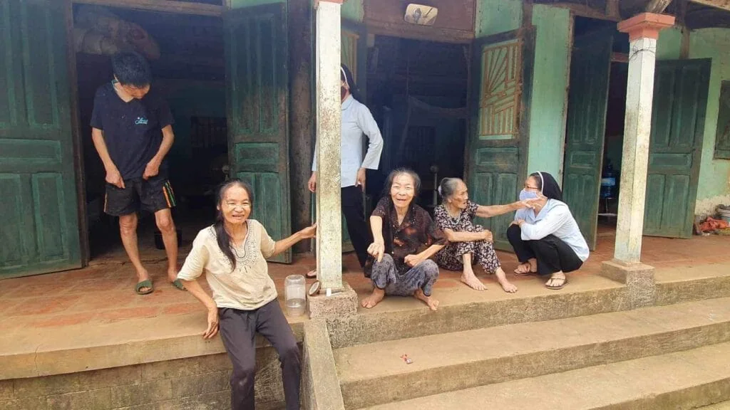 GIỌT NƯỚC MẮT LĂN DÀI TRƯỚC HOÀN CẢNH ÉO LE CỦA NGƯỜI MẸ 95 TUỔI VÀ BA CON TÂM THẦN