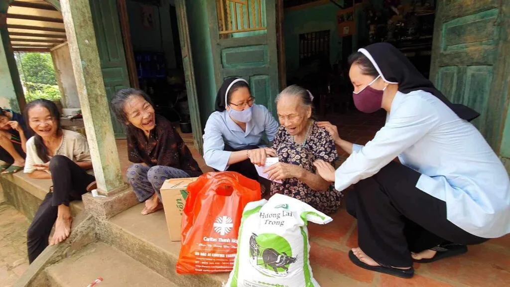 GIỌT NƯỚC MẮT LĂN DÀI TRƯỚC HOÀN CẢNH ÉO LE CỦA NGƯỜI MẸ 95 TUỔI VÀ BA CON TÂM THẦN