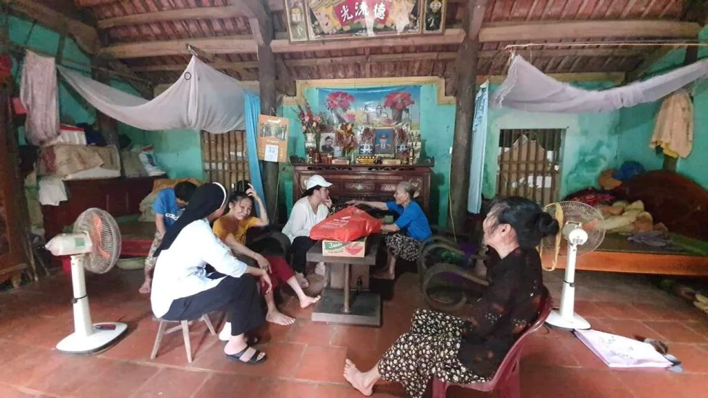 GIỌT NƯỚC MẮT LĂN DÀI TRƯỚC HOÀN CẢNH ÉO LE CỦA NGƯỜI MẸ 95 TUỔI VÀ BA CON TÂM THẦN