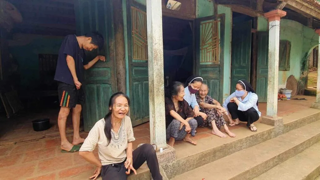 GIỌT NƯỚC MẮT LĂN DÀI TRƯỚC HOÀN CẢNH ÉO LE CỦA NGƯỜI MẸ 95 TUỔI VÀ BA CON TÂM THẦN