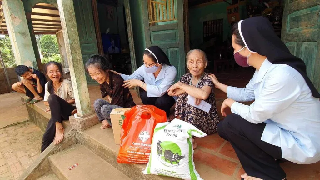 GIỌT NƯỚC MẮT LĂN DÀI TRƯỚC HOÀN CẢNH ÉO LE CỦA NGƯỜI MẸ 95 TUỔI VÀ BA CON TÂM THẦN