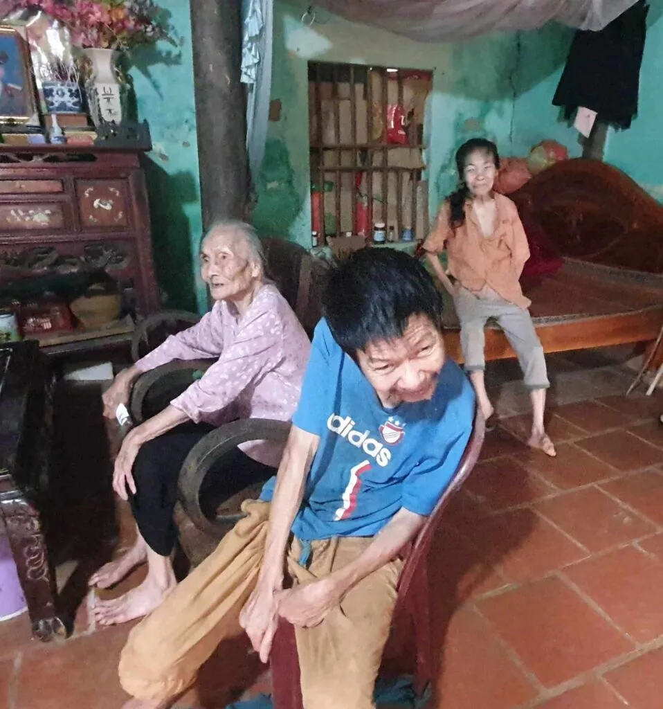 GIỌT NƯỚC MẮT LĂN DÀI TRƯỚC HOÀN CẢNH ÉO LE CỦA NGƯỜI MẸ 95 TUỔI VÀ BA CON TÂM THẦN