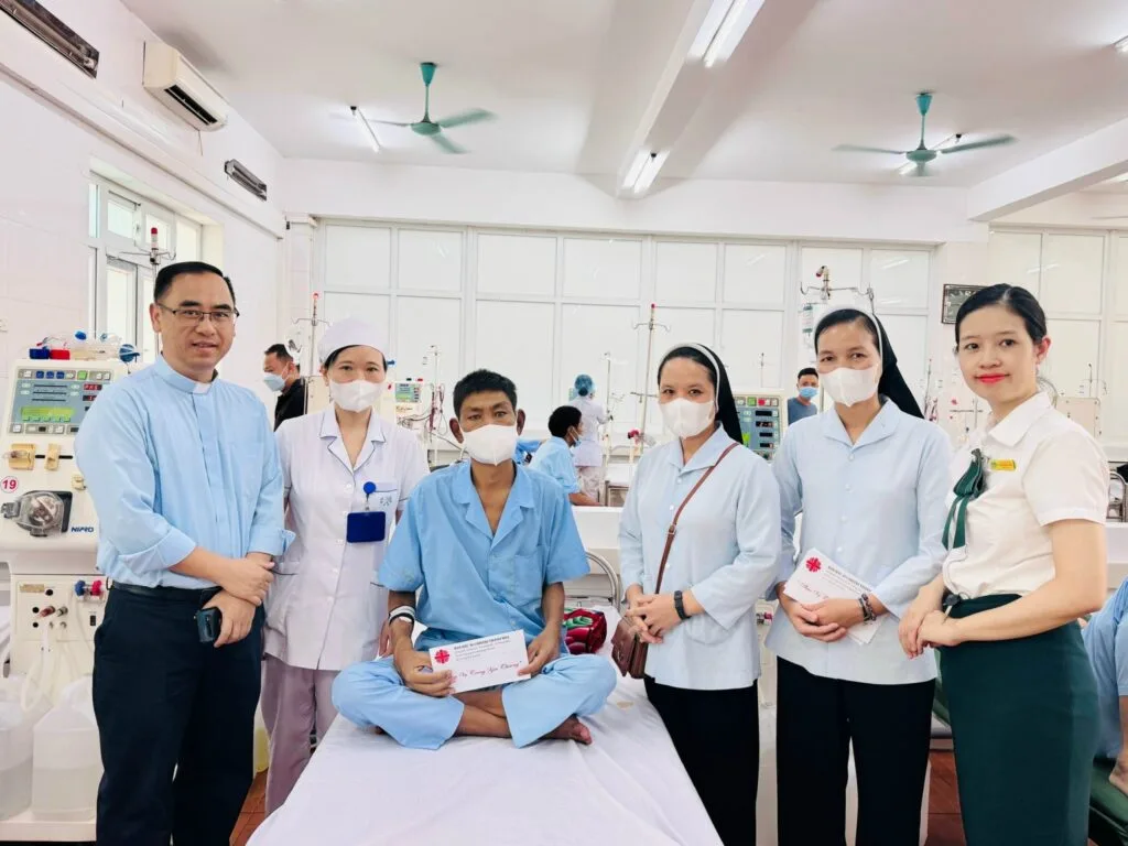 Caritas Thanh Hóa Trao Gửi Yêu Thương Tới Bệnh Nhân Lê Văn Thanh