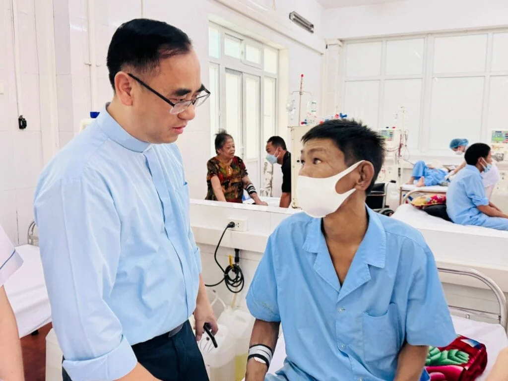 Caritas Thanh Hóa Trao Gửi Yêu Thương Tới Bệnh Nhân Lê Văn Thanh