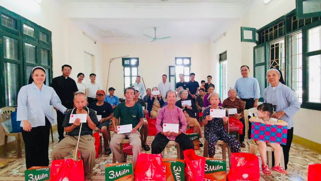 Caritas Thanh Hóa Thăm Trại Phong Cẩm Thủy Trao Quà Ấm Áp