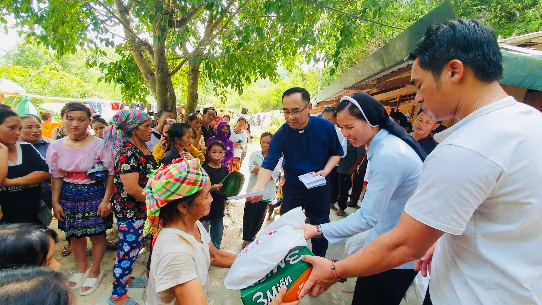 Caritas Thanh Hoá mang yêu thương đến bản Cá Giáng và Cánh Cộng