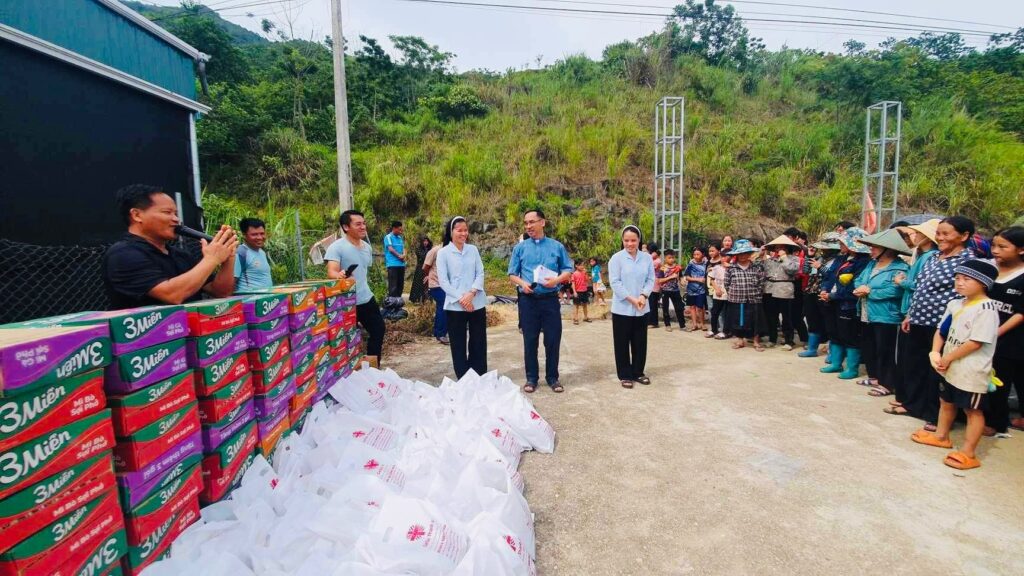 PHÚC CHO NHỮNG AI LUÔN CÓ LÒNG QUẢNG ĐẠI CHIA SẺ CƠM ÁO CHO NHỮNG NGƯỜI KHÓ NGHÈO