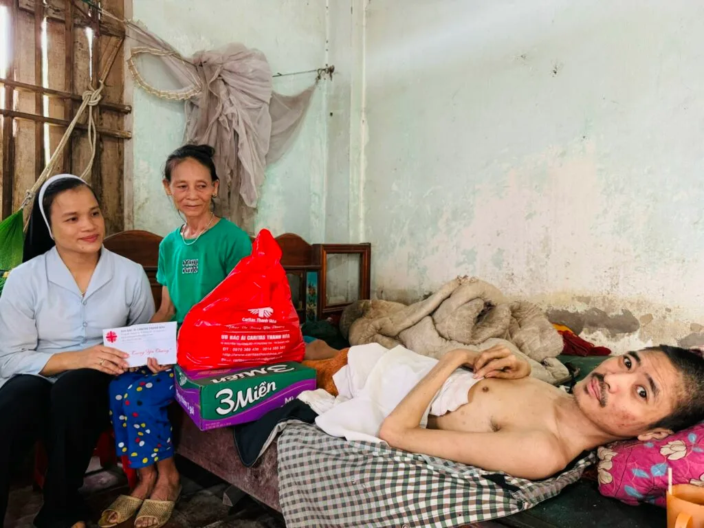 Caritas Thanh Hóa Trao Gửi Tình Thương Lần Thứ Hai Đến Gia Đình Em Nguyễn Văn Địa