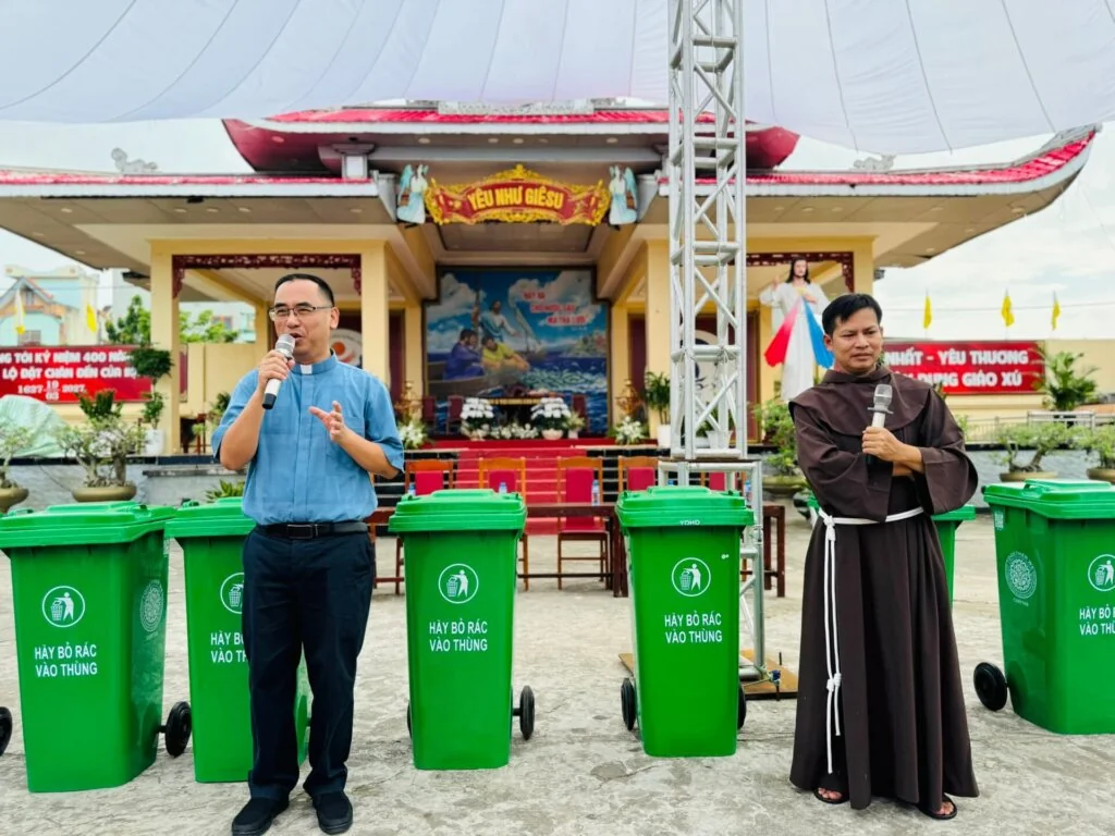 Caritas Thanh Hóa Chung Tay Bảo Vệ Môi Trường Biển Tại Ba Làng: Nỗ Lực Gìn Giữ “Ngôi Nhà Chung”