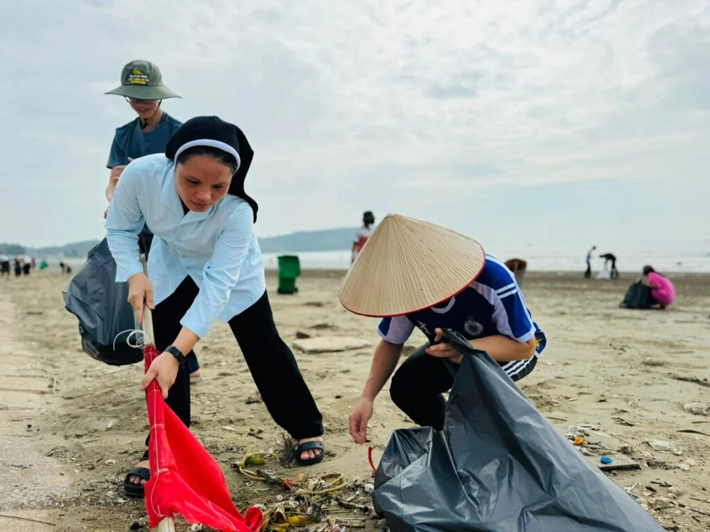 Caritas Thanh Hóa Chung Tay Bảo Vệ Môi Trường Biển Tại Ba Làng: Nỗ Lực Gìn Giữ “Ngôi Nhà Chung”