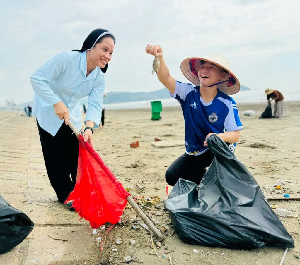 Caritas Thanh Hóa Chung Tay Bảo Vệ Môi Trường Biển Tại Ba Làng: Nỗ Lực Gìn Giữ “Ngôi Nhà Chung”