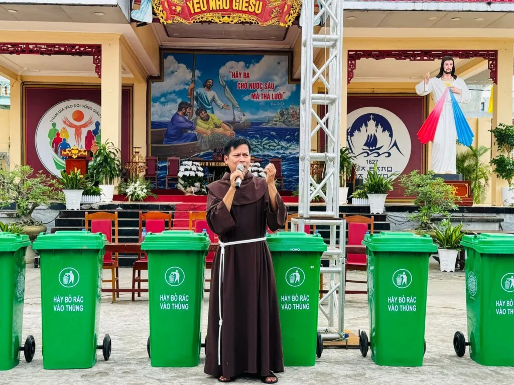 Caritas Thanh Hóa Chung Tay Bảo Vệ Môi Trường Biển Tại Ba Làng: Nỗ Lực Gìn Giữ “Ngôi Nhà Chung”