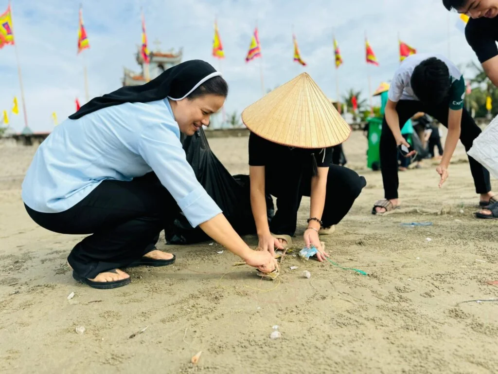 Caritas Thanh Hóa Chung Tay Bảo Vệ Môi Trường Biển Tại Ba Làng: Nỗ Lực Gìn Giữ “Ngôi Nhà Chung”