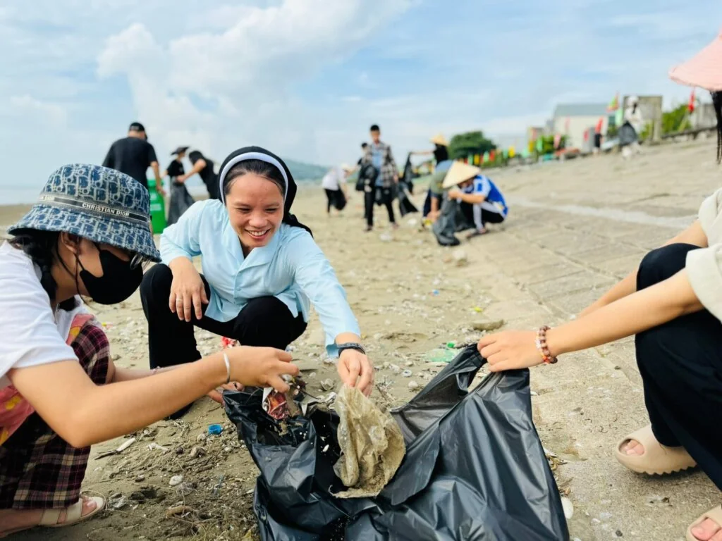 Caritas Thanh Hóa Chung Tay Bảo Vệ Môi Trường Biển Tại Ba Làng: Nỗ Lực Gìn Giữ “Ngôi Nhà Chung”