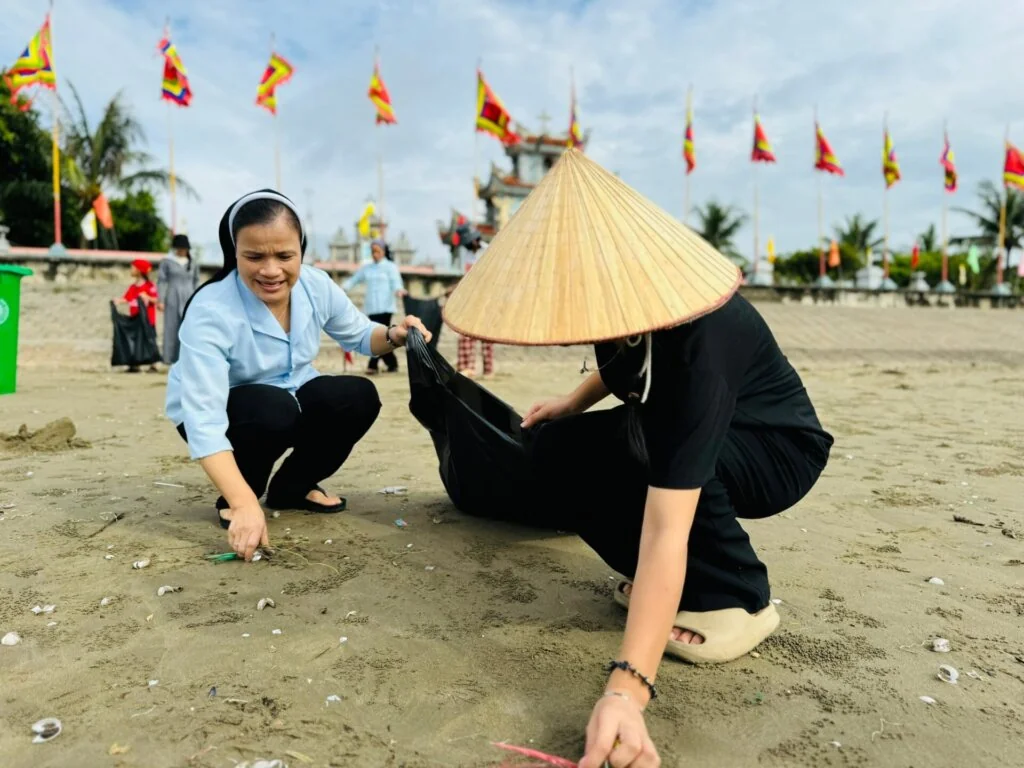 Caritas Thanh Hóa Chung Tay Bảo Vệ Môi Trường Biển Tại Ba Làng: Nỗ Lực Gìn Giữ “Ngôi Nhà Chung”