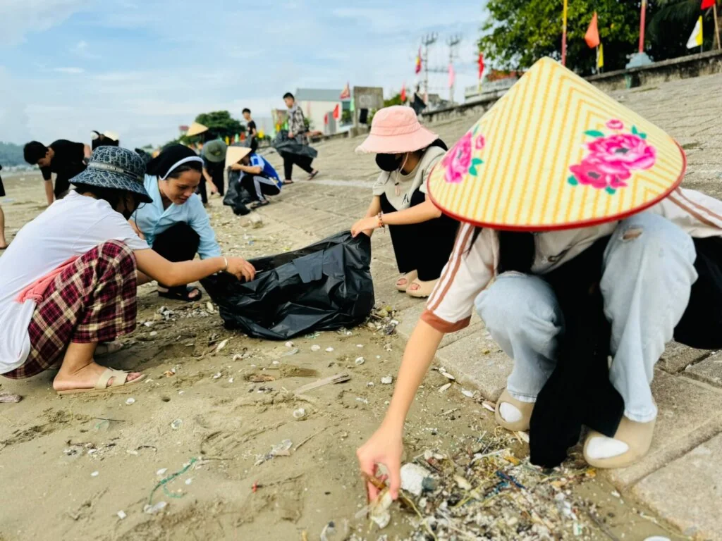 Caritas Thanh Hóa Chung Tay Bảo Vệ Môi Trường Biển Tại Ba Làng: Nỗ Lực Gìn Giữ “Ngôi Nhà Chung”