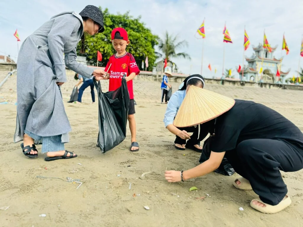 Caritas Thanh Hóa Chung Tay Bảo Vệ Môi Trường Biển Tại Ba Làng: Nỗ Lực Gìn Giữ “Ngôi Nhà Chung”