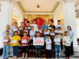 Giữa Mưa Gió, Tình Người Vẫn Ngời Sáng