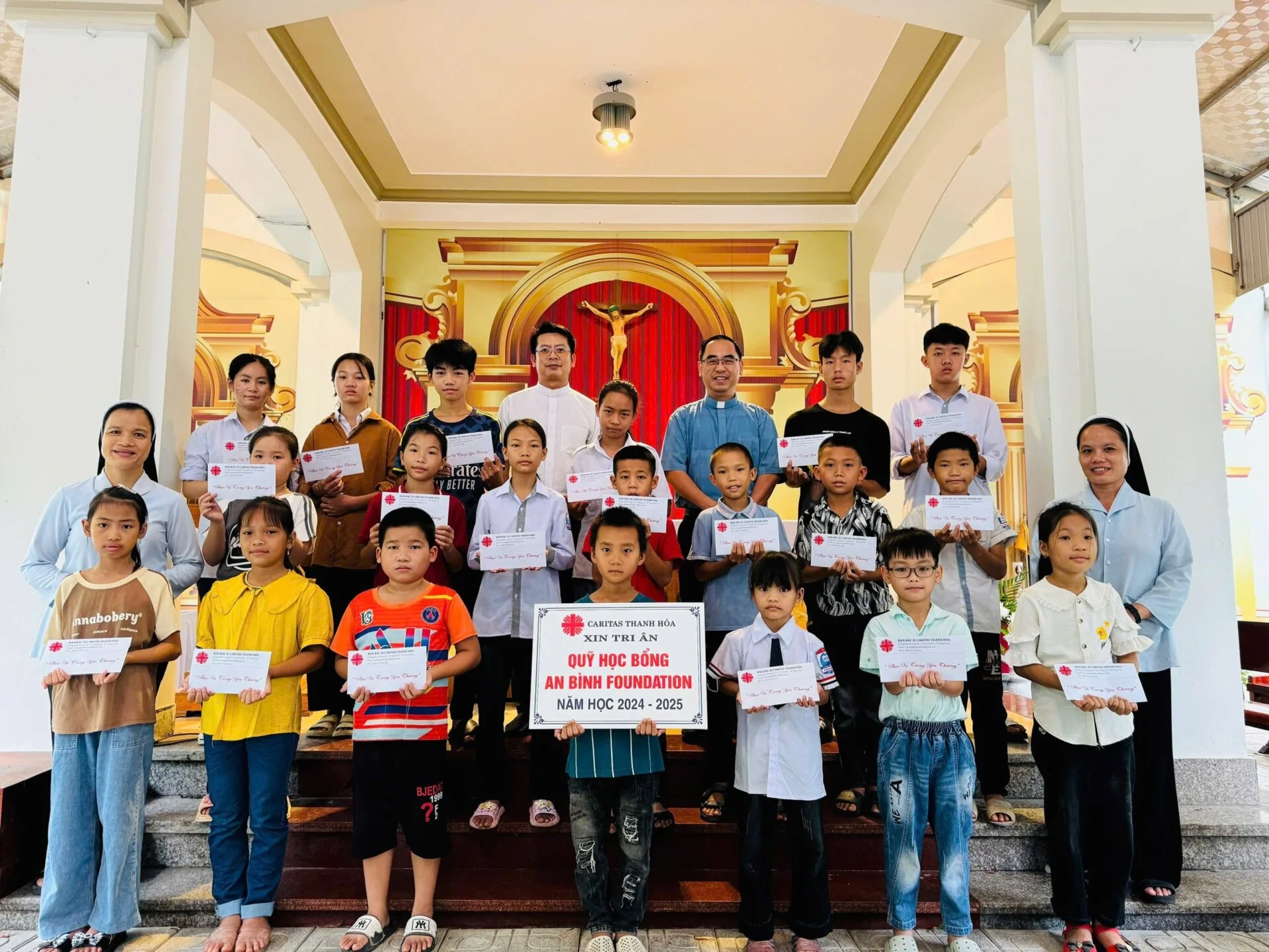Giữa Mưa Gió, Tình Người Vẫn Ngời Sáng