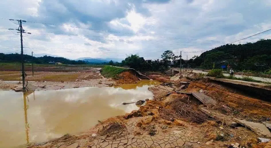 Bão Quét Qua, Số Phận Éo Le Của Gia Đình Anh Huấn