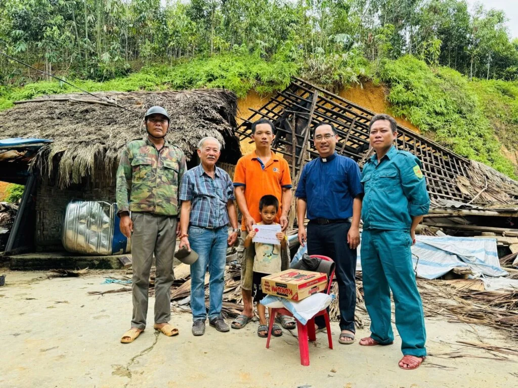Bão Quét Qua, Số Phận Éo Le Của Gia Đình Anh Huấn