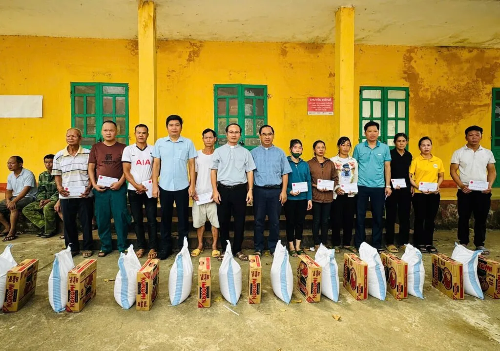 Khi Tình Người Vượt Qua Thảm Họa