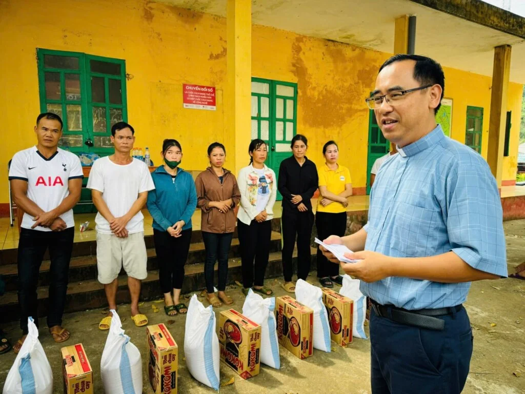 Khi Tình Người Vượt Qua Thảm Họa