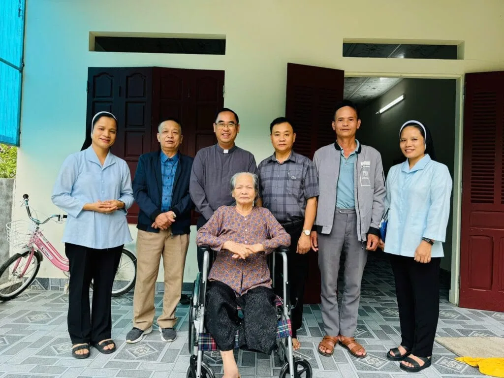 Lm. Nguyễn Văn Thường Caritas Thanh Hoá chụp hình lưu niệm cùng Sr. Và Bà