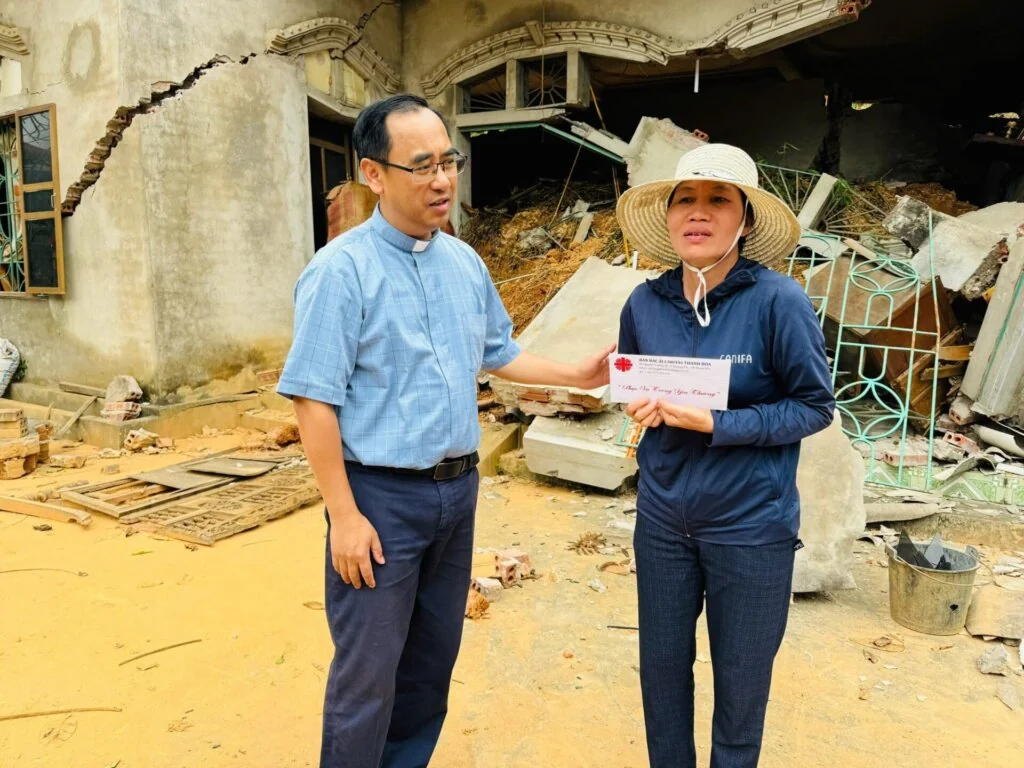 Mưa Lũ Tàn Khốc Và Những Tấm Lòng Vàng