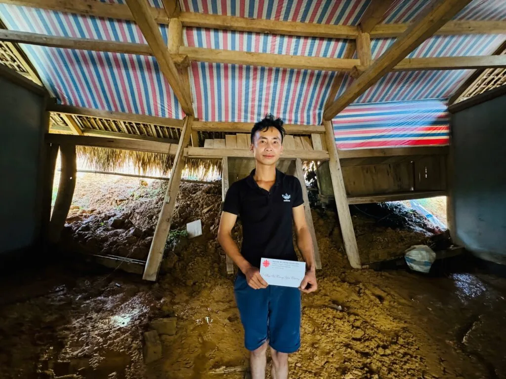 Tình Người Ấm Áp Giữa Dòng Đời Lam Lũ