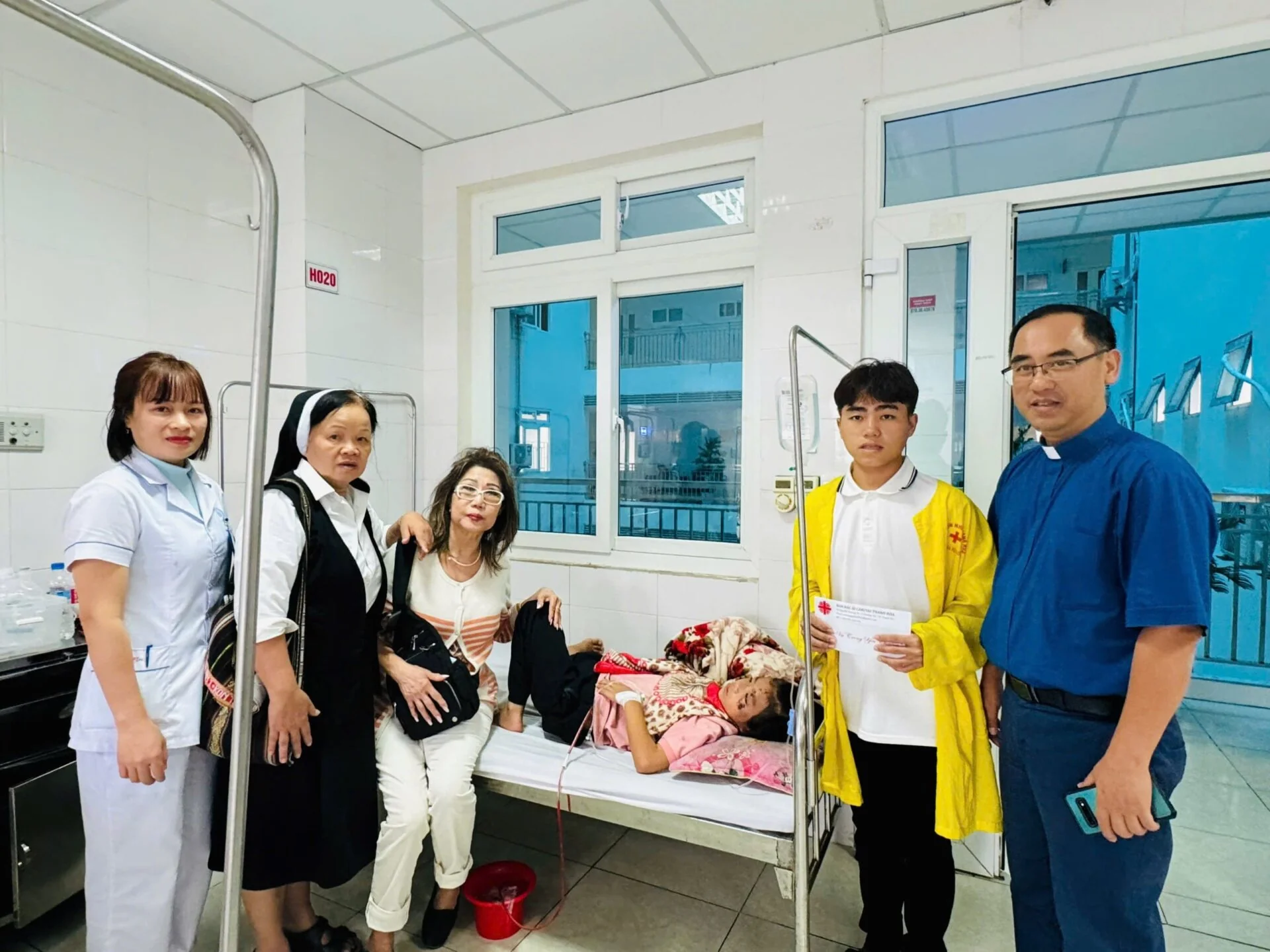 Đôi Bàn Tay Ấm Âp Giữa Mùa Đông Giá Lạnh
