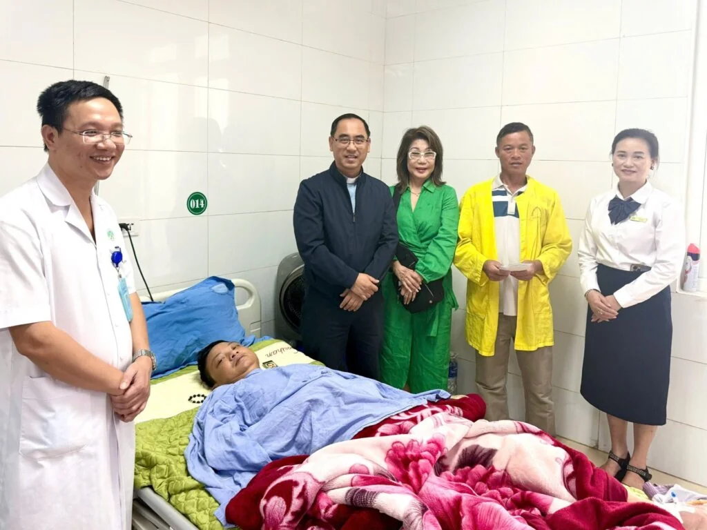 Giữa Bão Tố Cuộc Đời, Tình Người Vẫn Ngời Sáng