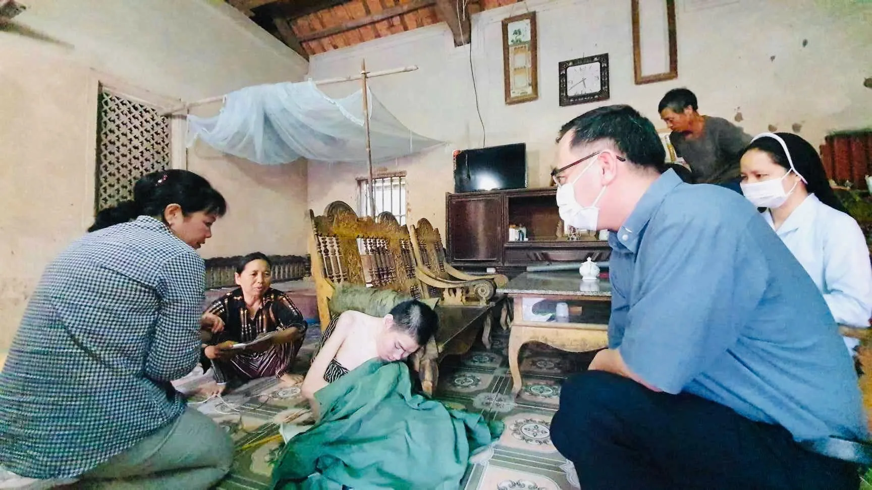 Đằng Sau Cánh Cổng Im Lặng: Câu Chuyện Cảm Động Về Tình Người