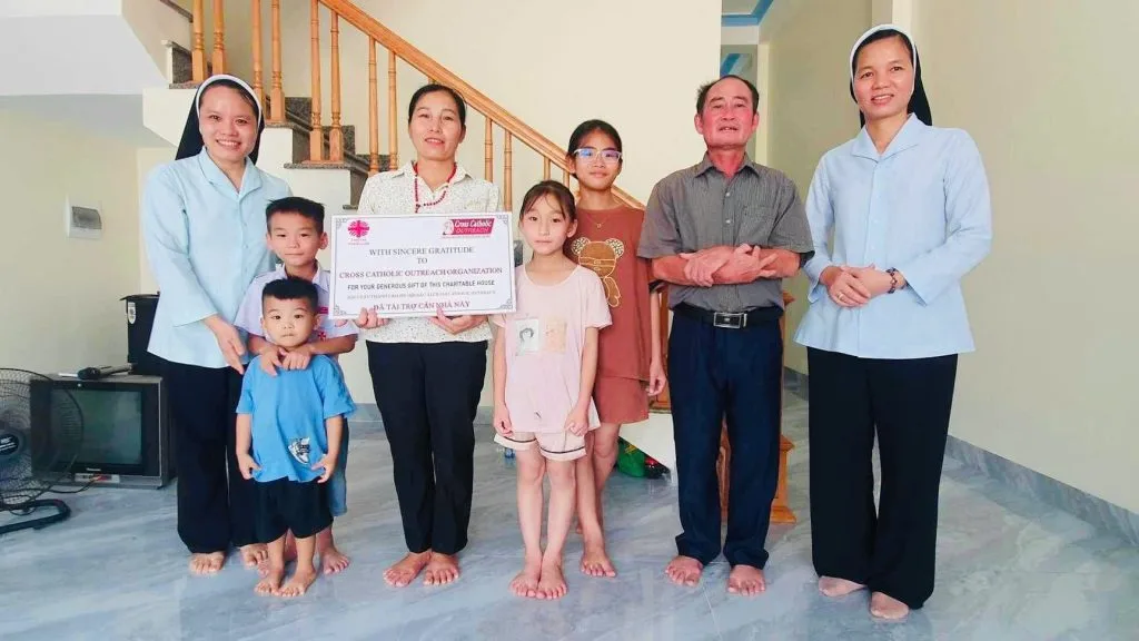 Ngôi Nhà Tình Thương Giữa Dòng Đời Nổi Trôi