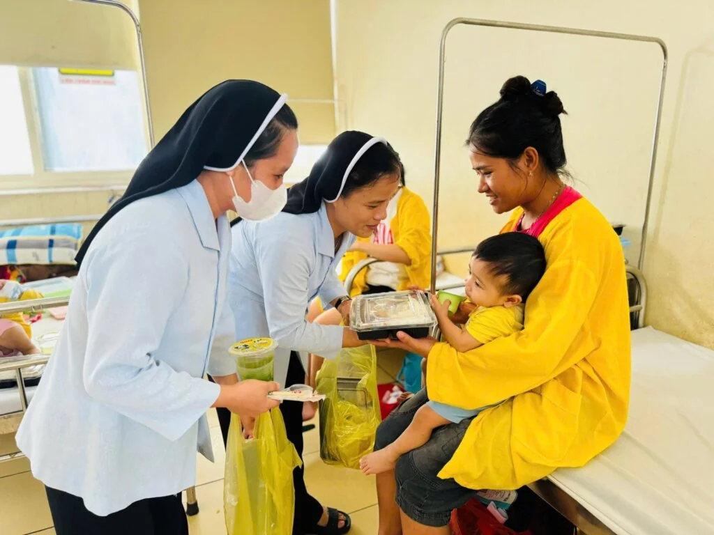 Tình Thương Lan Toả: Caritas Thanh Hóa Và Suất Cơm Ấm Nồng