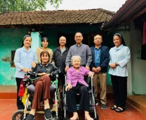 Tình người ấm áp giữa đời thường: Chiếc xe lăn nối dài yêu thương