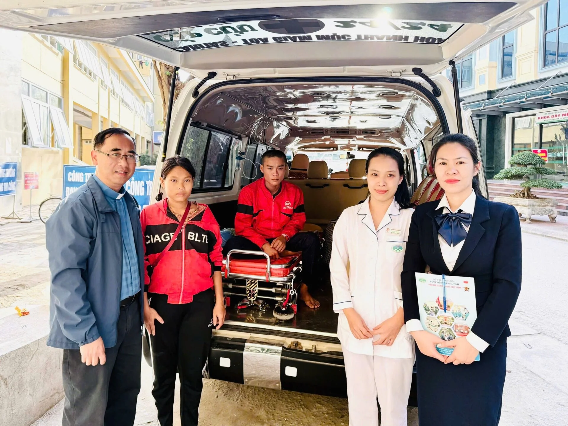 Hành Trình Gian Nan: Chuyến Đi Của Lòng Nhân Ái
