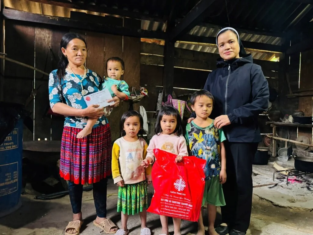 Giáng Sinh Ấm Áp Giữa Đại Ngàn: Caritas Thanh Hóa Mang Yêu Thương Đến Các Gia Đình H’Mông