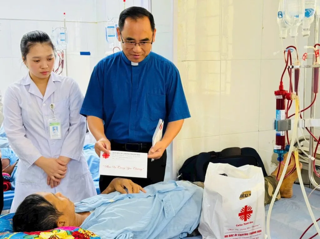 Caritas Thanh Hóa: Thắp sáng hy vọng, sẻ chia gánh nặng cùng bệnh nhân lọc máu Nông Cống