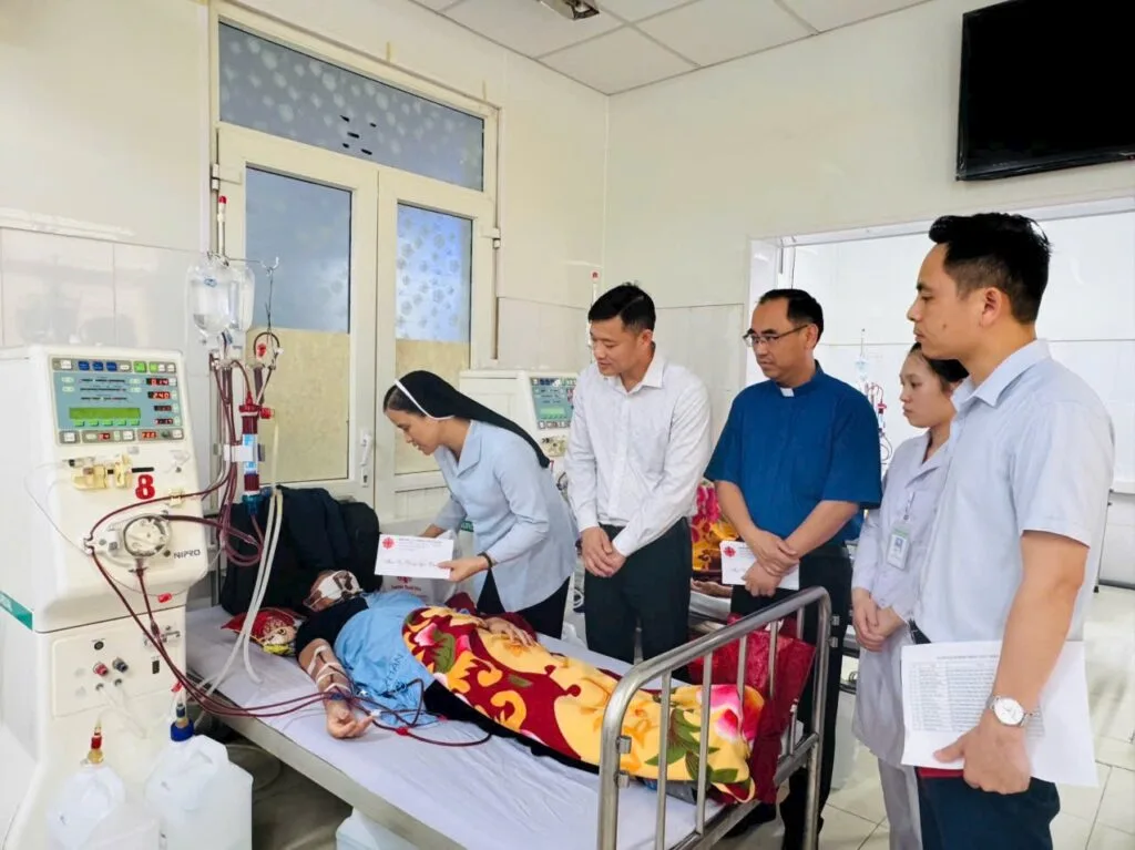 Caritas Thanh Hóa: Thắp sáng hy vọng, sẻ chia gánh nặng cùng bệnh nhân lọc máu Nông Cống