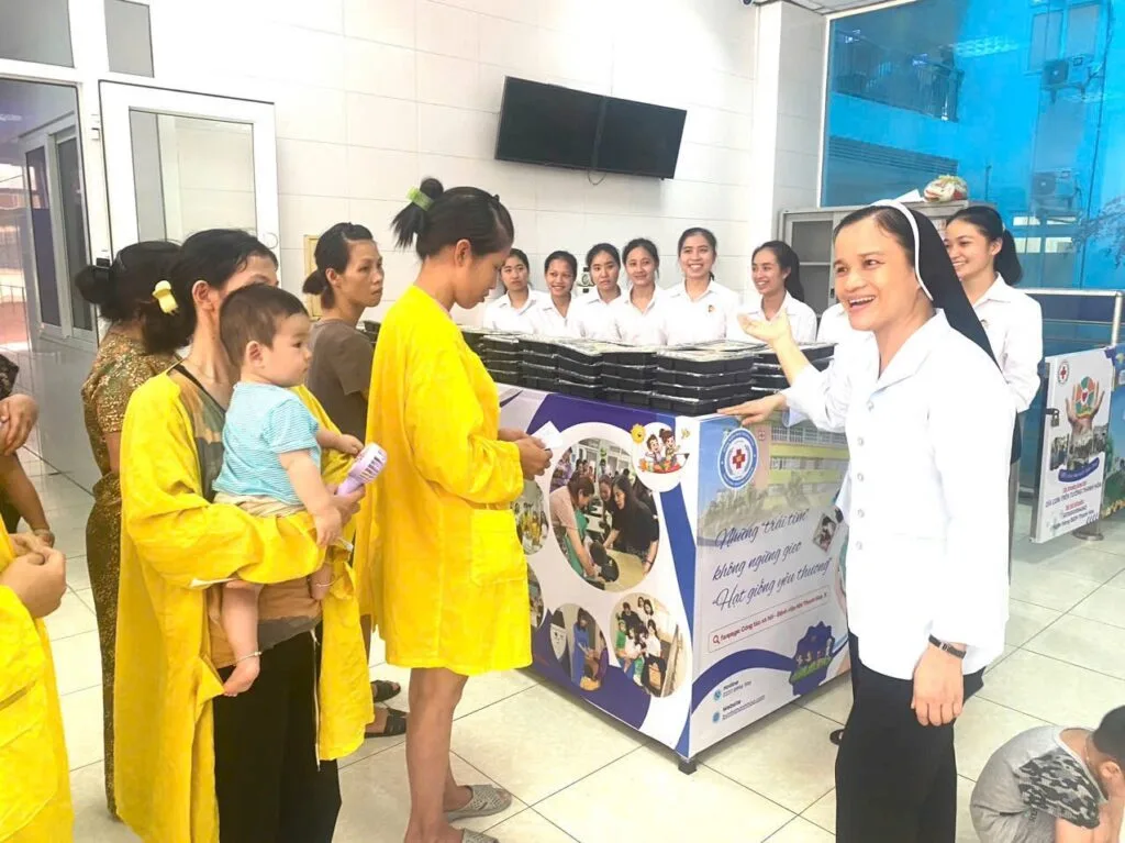Sự Ấm Áp Lan Tỏa Từ Những Suất Cơm Yêu Thương Tại Bệnh Viện Nhi Thanh Hoá