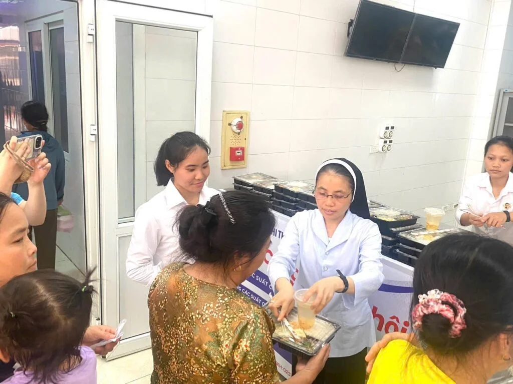Sự Ấm Áp Lan Tỏa Từ Những Suất Cơm Yêu Thương Tại Bệnh Viện Nhi Thanh Hoá
